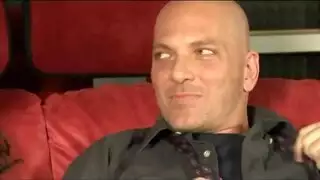 العاهرة الإيطالية تأخذ عقوبة القضيب الخشن