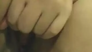 جميلة آسيوية يائسة تكشف عن ملابسها الداخلية الصفراء وفرجها الأملس