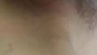 كس نيكيتا الداكن يحصل على يد خشنة