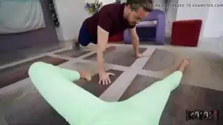 عاهرة مغربية تأخذ قضيبًا في الحمام سكس عربي