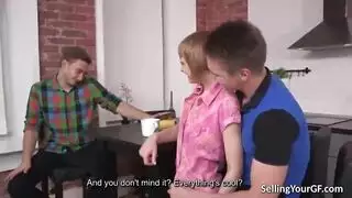 سيدة ذات شعر قصير تمارس الحب مع أفضل صديق لحبيبها ، لأنهما يحبان بعضهما البعض