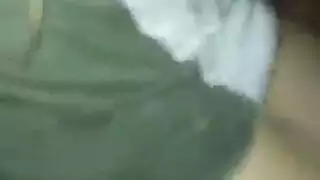 فتاة سمراء بشعر مجعد كبير تحب الجنس الشرجي الخشن من قضيب مرتبط