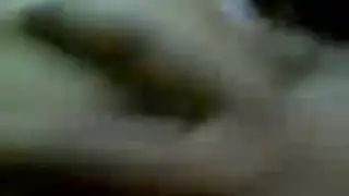 فتاة مثيرة تئن خلال مكالمة جنس هاتفي مع هزازين