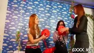 خيال جماع الشاطئ: تنورتها القصيرة منقوعة بالسائل المنوي بعد الجنس في المحيط