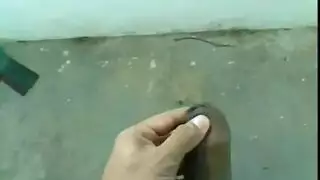 شاب مثير يمارس العادة السرية وينثر سائله على الرصيف بحضور مشاهدين