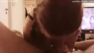 قضيب كبير يصطدم بسمراء مشعرة ذات أثداء طبيعية