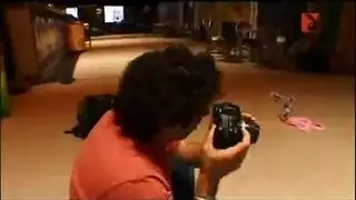 أوجي في الحديقة: كلاب صغيرة تمتلئ فتحاتها علناً