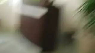 مثلية ثلاثية إباحية: السمراء الجميلة تمتلئ من قبل شابين