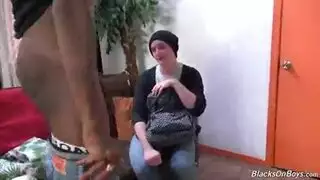 عاهرة ممتلئة الصدر تتلقى السائل المنوي على صدرها