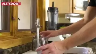 نيك الاخت الممحونة بالمطبخ