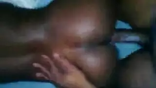 سارة تأخذ عدة أعضاء ذكورية في جنس جماعي صريح