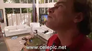 جماع خارجي: مربية تركض على قضيب صلب