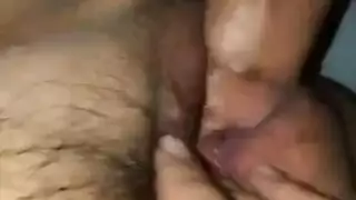 زوجة ممتلئة الجسم تستعد لعشيقة سمراء شغوفة