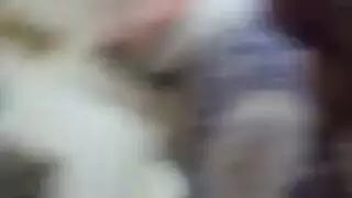 أم مثيرة ذات أثداء كبيرة تتعرض لعملية جماع جماعي عنيفة