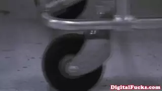 فرج عارضة أزياء على العرض مشهد إباحي كامل الطول