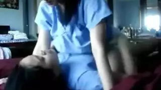 جنس في السيارة: غريب يداعب عاهرة البلدة في العلن مقطع صريح