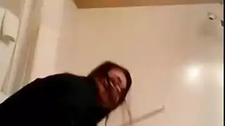 إغراء حارق: فتاة تتباهى بكسها وطيزها المثاليين في بورن هاردكور