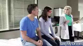 أنثى ممتلئة مستعدة للعمل الإباحي غير المتوقف