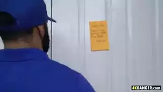 عامل التوصيل الجيران تلف