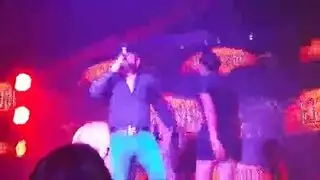 أم مثيرة مكشوفة في شريط جنسي صريح