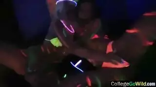 نكاح حيوان: فتاة صغيرة تأخذ ذكر حصان