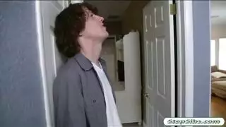 سمراء ساخنة تمارس جنس فموي مكثف وحركات باللسان