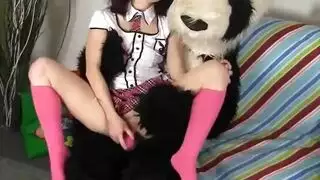 وجه سيسي مغطى ومهبلها مليء بقضيب اصطناعي عملاق