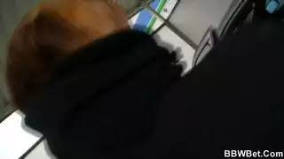 امرأة ممتلئة الجسم تحصل على سكس قوي في الحمام