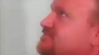 بيع عيد الحب الإباحي: أثداؤها الكبيرة على المنصة