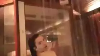 فرس مبلل يتعرض للضرب بعمق في مشهد صريح إكس إكس إكس