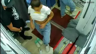 كاميرا في غرفة الفتيات