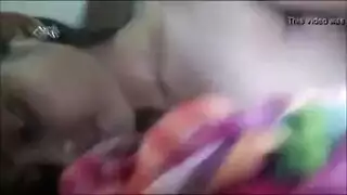 مراهقة صغيرة الحجم تمارس الجنس في فتحتها الضيقة بقضيب أبيض سميك