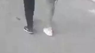 دومينا تتباهى بحلماتها المثقوبة في الخارج