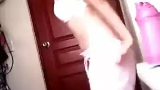 عرض ثدي طبيعي بالكامل: مشهد عاري صريح منطلق