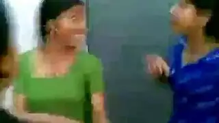 فوضى غرفة النوم: مثليات شابات في ممارسة جنسية ثلاثية صريحة