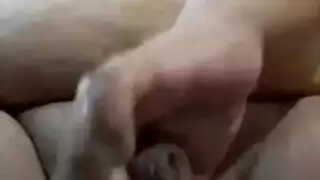 أفلام إباحية بين الأعراق: مؤخرة إبنوسية كبيرة تمتلئ بالسائل المنوي في المركبة