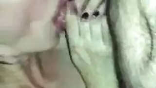 فتاة سمراء مع وشم قط تمص قضيباً قبل أن يتم ضرب فرجها