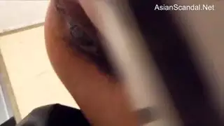 متلصص يتجسس على هزة جماع سائلة في مرحاض عام