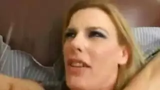 شقراء ممشوقة تمارس الجنس بجانب حوض السباحة