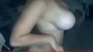 الفتاة ذات الشعر الكثيف تستمتع بجلسة تدليك جسدي كامل مثير