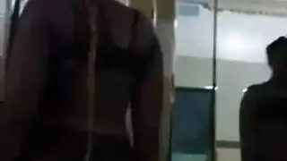 شاب خجول يستمتع بممارسة جنسية ثلاثية مليئة بالبخار مع شركاء متوحشين