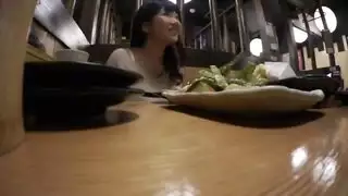 إباحية سكر علنية: فتاة عارية تمارس الجنس في متجر نبيذ