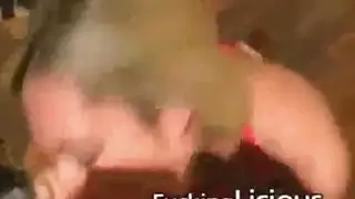 خضوع الخادمة: شرج الإمبراطور الصيني في قاعة العرش