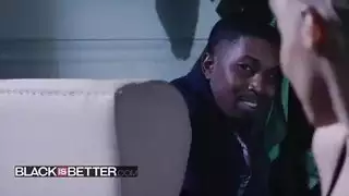 عاهرة ذات ثدي كبير تتلقى السائل المنوي