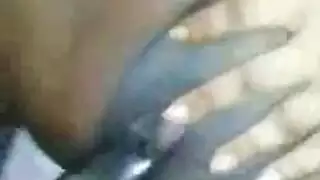 امرأة ناضجة ممتلئة الجسم تؤدي فعلًا إباحيًا صريحًا أمام كاميرا عشيقها الأصغر