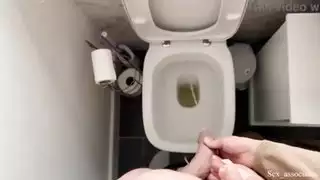 سحاقيه ام تنيك ابنتها بقضيب صناعي في طيزها مع كريم