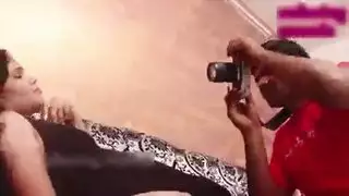 ممثلة مفلس تلعب مع ثديها بينما عميل قرنية هو سخيف لها مثل مجنون