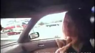 جنس فموي صريح في السيارة: شابة تتعمق في المص وتقطر بالسائل المنوي