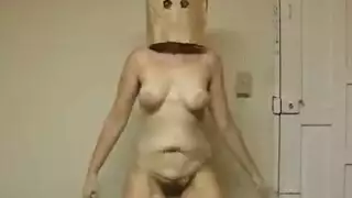 الجدة ذات الشعر الأسود في جماع جماعي صعب مع رجلين عضليين