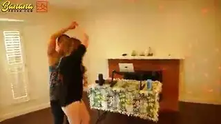 مفاجأة مص عميق إباحي من طالبات الجامعة – تنتهي بلعق الأصابع